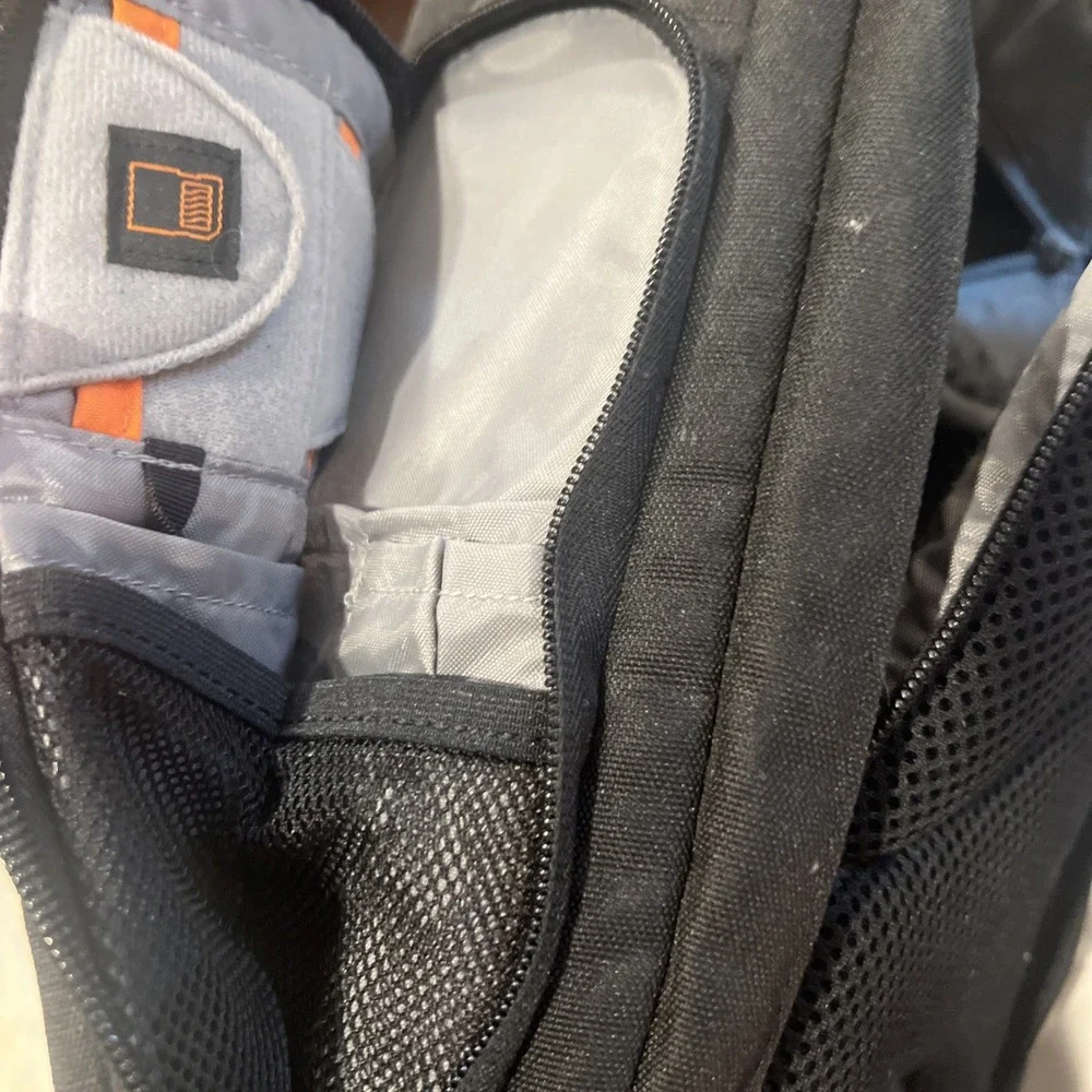 Lowepro Flipside 200 Camera/Photography Padded Backpack (Black)